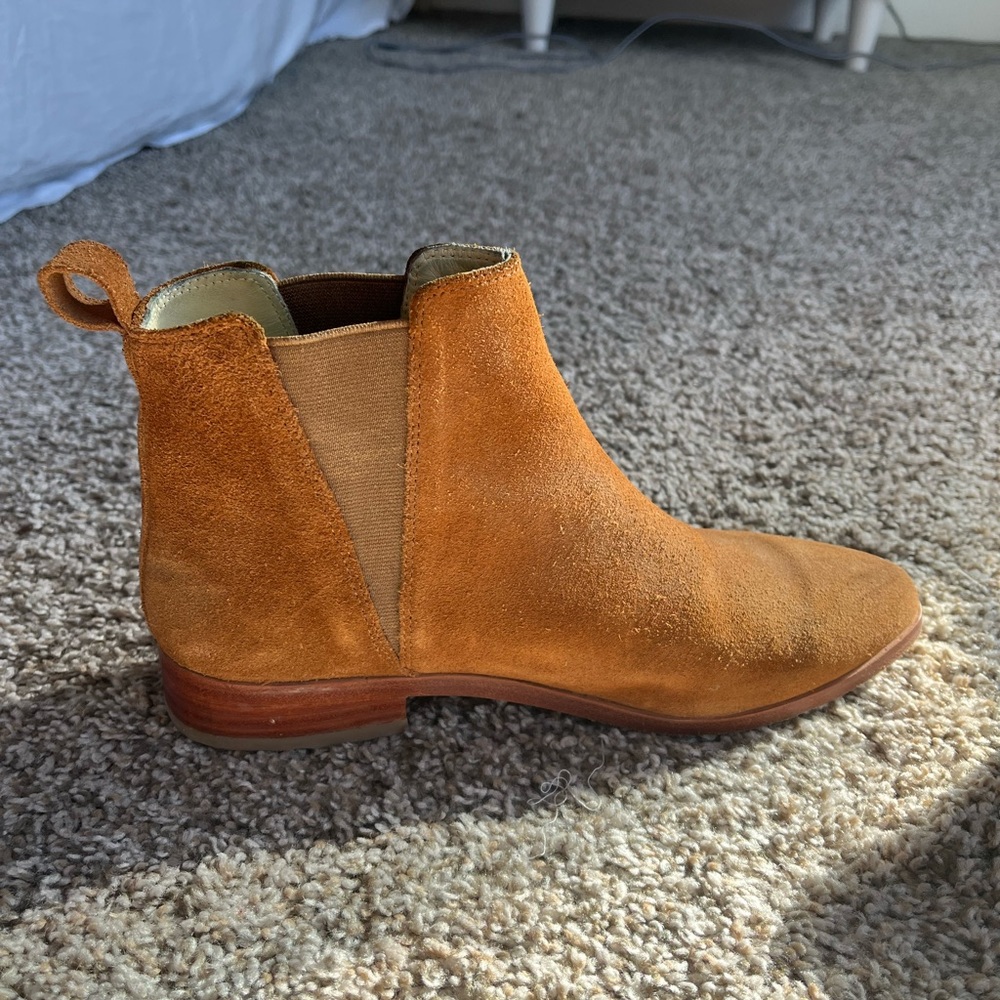 Barely worn nisolo Chelsea boots in an caramel suede